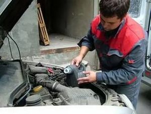 Через скільки км міняти масло в двигуні