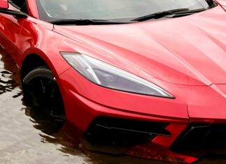 Corvette sommersa: il conducente della Florida ha misteriosamente abbandonato un’auto sportiva da 60.000 dollari in uno stagno