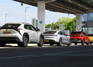 La tassa sul pagamento per miglio minaccia l’adozione dei veicoli elettrici nel Regno Unito
