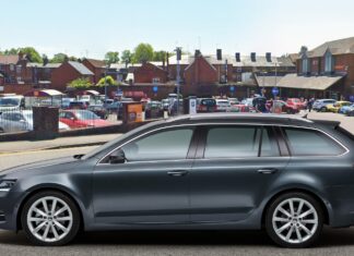 Hombre completa el desafío de estacionamiento en un supermercado local y establece una nueva meta