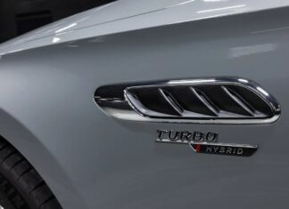 Новый стандарт динамики: как Mercedes-AMG E 53 Hybrid переосмысливает понятие плагин-гибридного седана