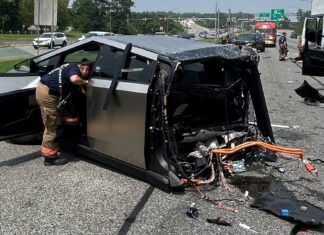 Столкновение в Саут-Спрингс: Грузовик разрезал Tesla Cybertruck пополам