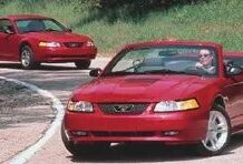 Характеристики Ford Mustang 1999 року та огляди Ford Mustang 1999 року